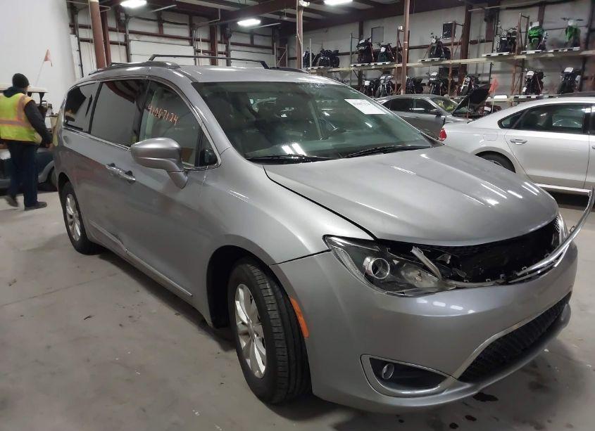 2019 Chrysler Pacifica TOURING L (VIN 2C4RC1BG8KR559948) main photo