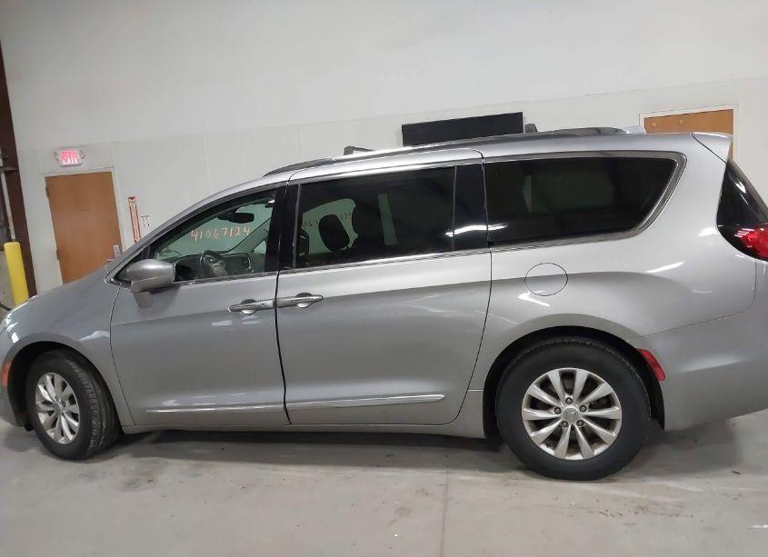 Photo 14 of 2019 Chrysler Pacifica TOURING L (VIN 2C4RC1BG8KR559948)