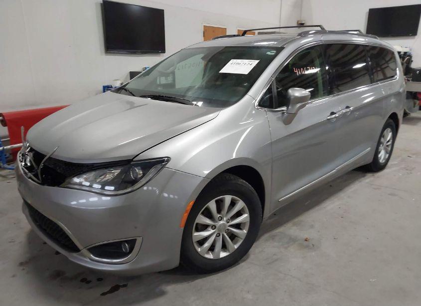 Photo 2 of 2019 Chrysler Pacifica TOURING L (VIN 2C4RC1BG8KR559948)