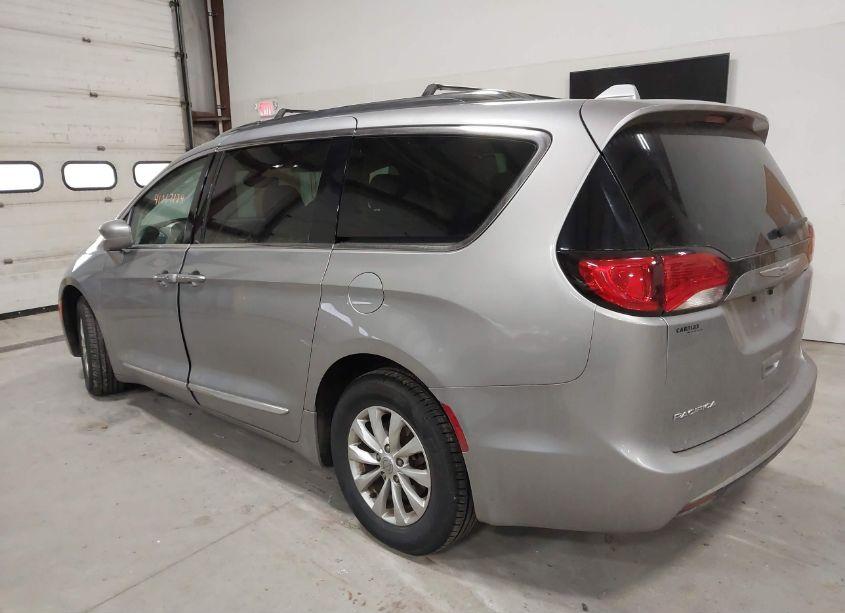 Photo 3 of 2019 Chrysler Pacifica TOURING L (VIN 2C4RC1BG8KR559948)
