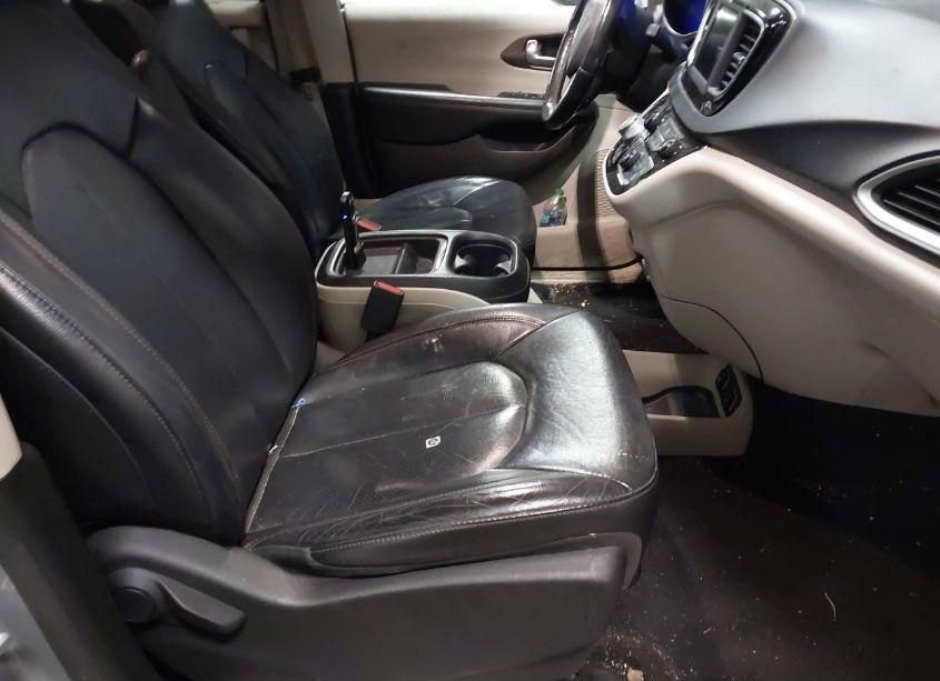 Photo 5 of 2019 Chrysler Pacifica TOURING L (VIN 2C4RC1BG8KR559948)