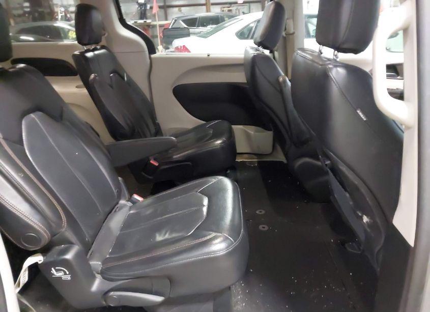 Photo 8 of 2019 Chrysler Pacifica TOURING L (VIN 2C4RC1BG8KR559948)