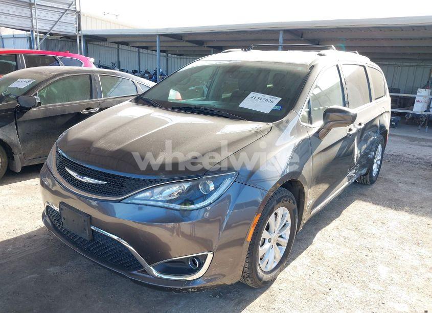Photo 2 of 2019 Chrysler Pacifica TOURING L (VIN 2C4RC1BG8KR593114)