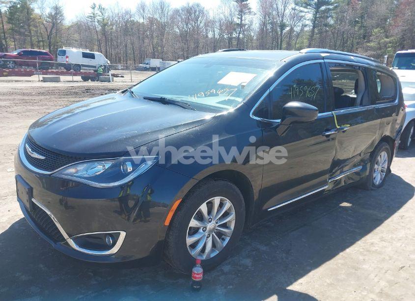 Photo 2 of 2019 Chrysler Pacifica TOURING L (VIN 2C4RC1BG8KR651366)