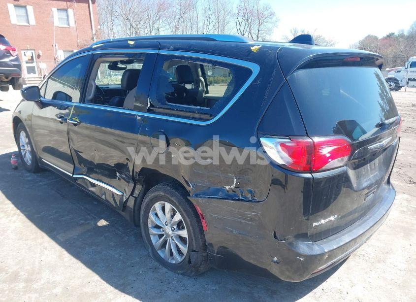 Photo 3 of 2019 Chrysler Pacifica TOURING L (VIN 2C4RC1BG8KR651366)