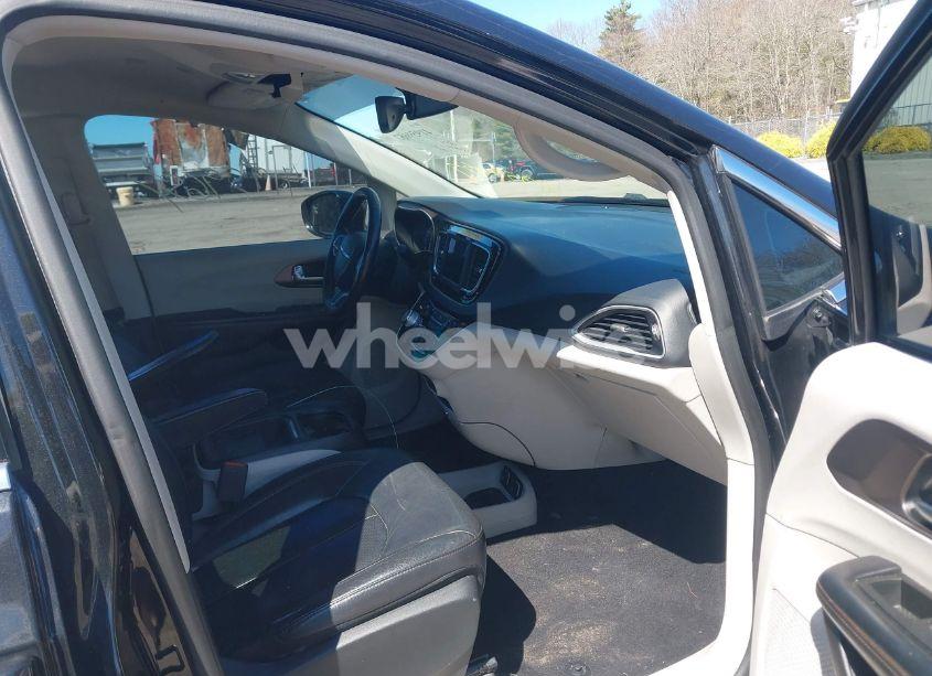 Photo 5 of 2019 Chrysler Pacifica TOURING L (VIN 2C4RC1BG8KR651366)