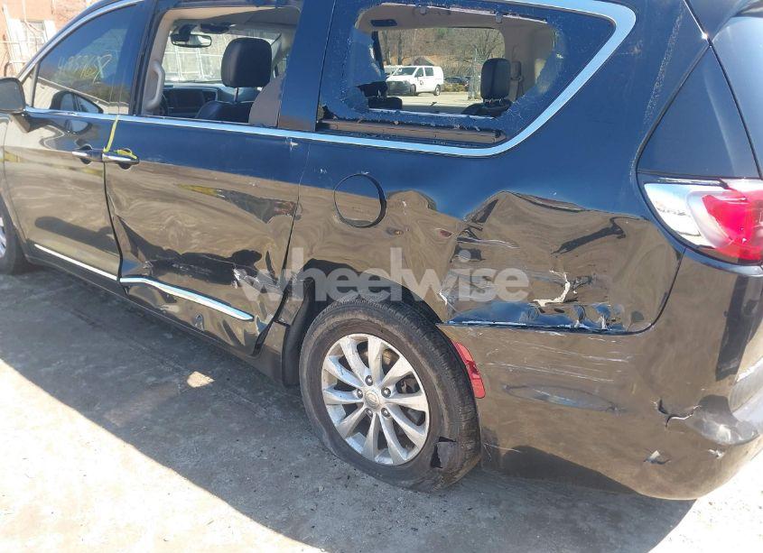 Photo 6 of 2019 Chrysler Pacifica TOURING L (VIN 2C4RC1BG8KR651366)