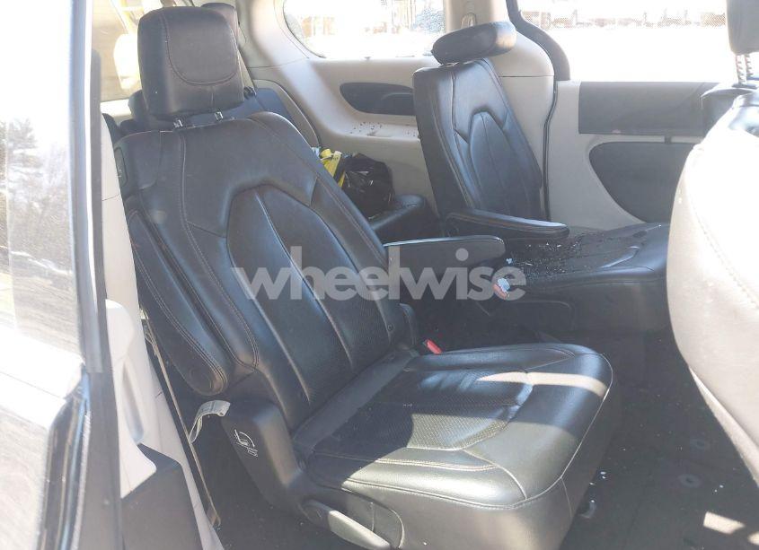 Photo 8 of 2019 Chrysler Pacifica TOURING L (VIN 2C4RC1BG8KR651366)