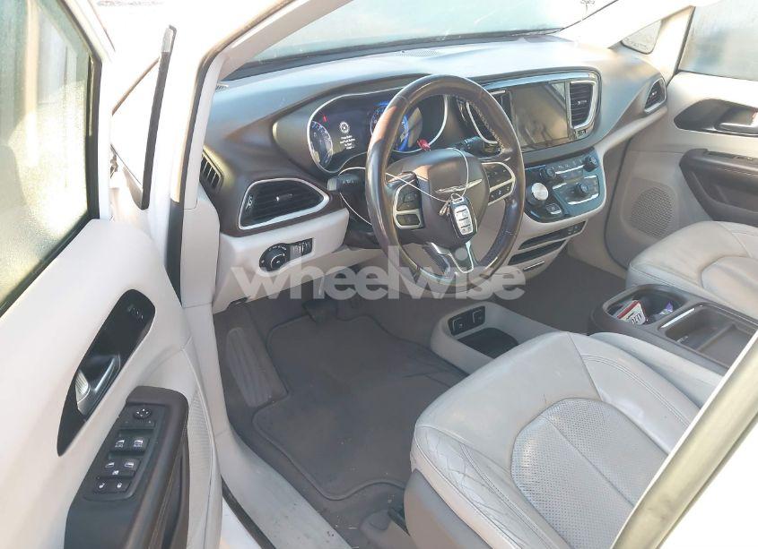 Photo 18 of 2020 Chrysler Pacifica TOURING L (VIN 2C4RC1BG8LR111548)