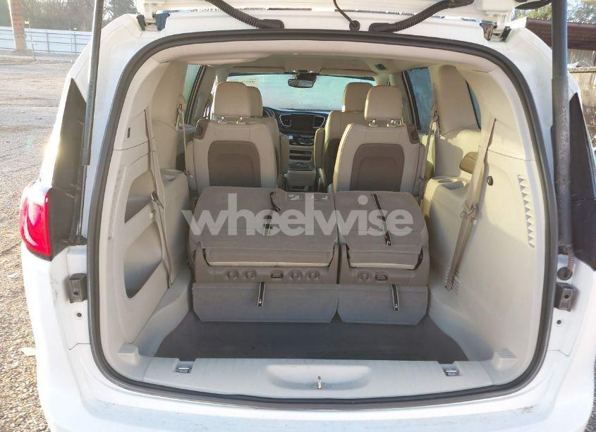 Photo 19 of 2020 Chrysler Pacifica TOURING L (VIN 2C4RC1BG8LR111548)