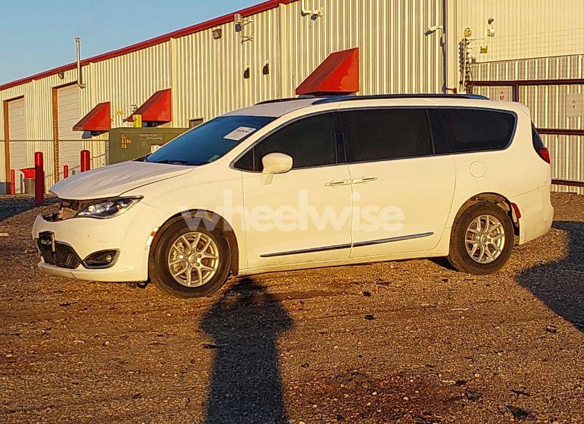 Photo 2 of 2020 Chrysler Pacifica TOURING L (VIN 2C4RC1BG8LR111548)