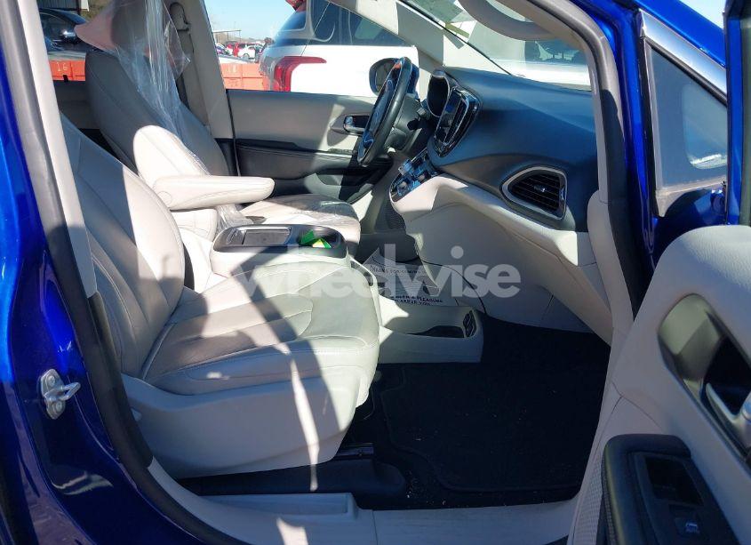 Photo 5 of 2021 Chrysler Pacifica TOURING L (VIN 2C4RC1BG8MR574789)