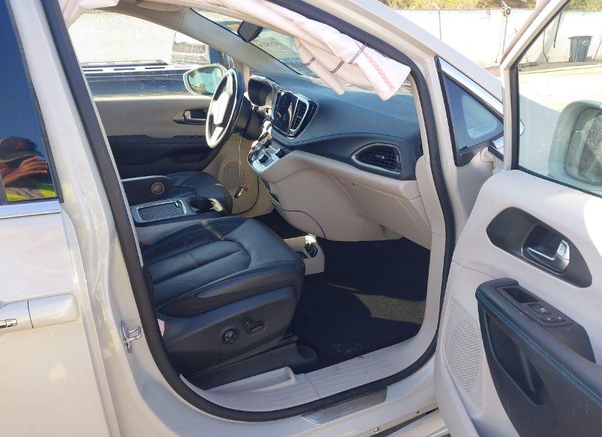 Photo 5 of 2021 Chrysler Pacifica TOURING L (VIN 2C4RC1BG8MR579930)