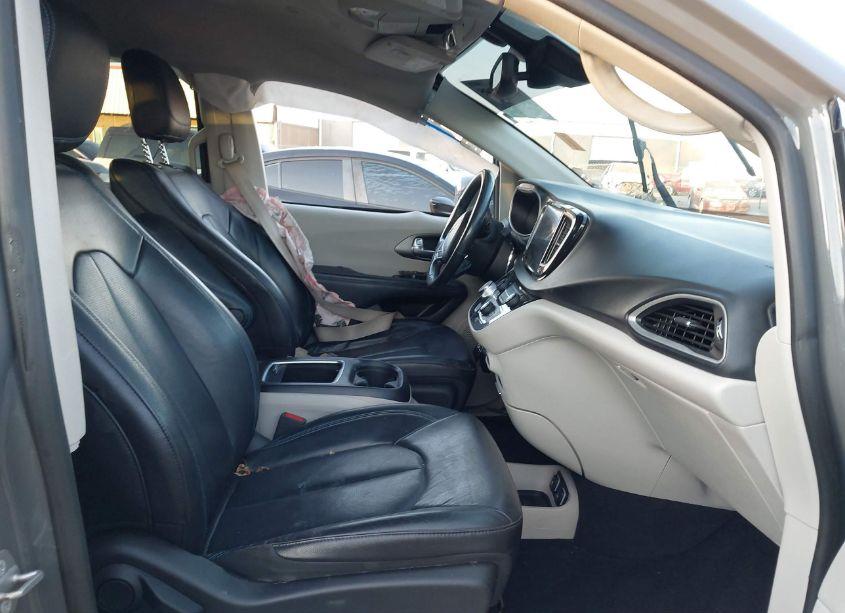 Photo 5 of 2021 Chrysler Pacifica TOURING L (VIN 2C4RC1BG8MR585176)