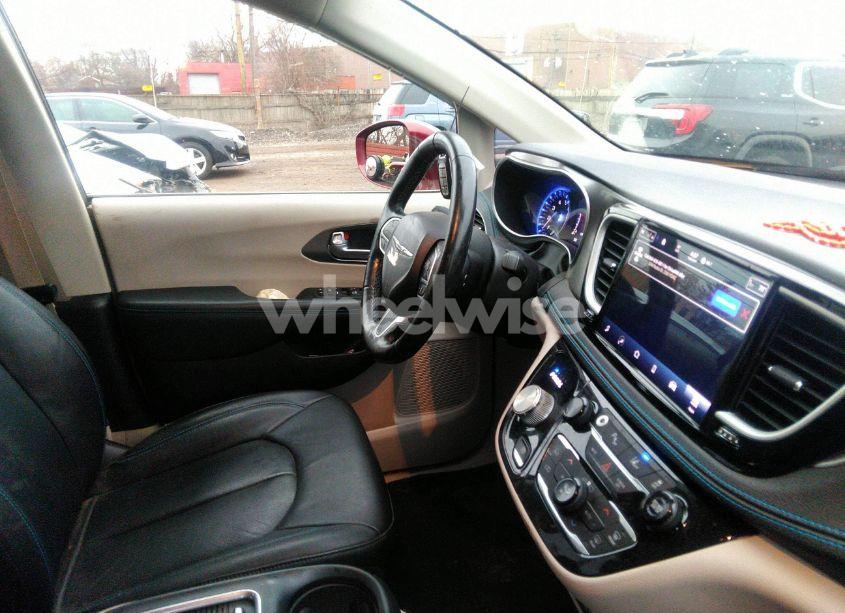 Photo 5 of 2021 Chrysler Pacifica TOURING L (VIN 2C4RC1BG8MR593570)