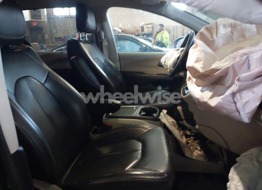 Photo 5 of 2022 Chrysler Pacifica TOURING L (VIN 2C4RC1BG8NR122309)