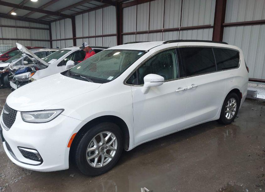 Photo 2 of 2022 Chrysler Pacifica TOURING L (VIN 2C4RC1BG8NR125615)