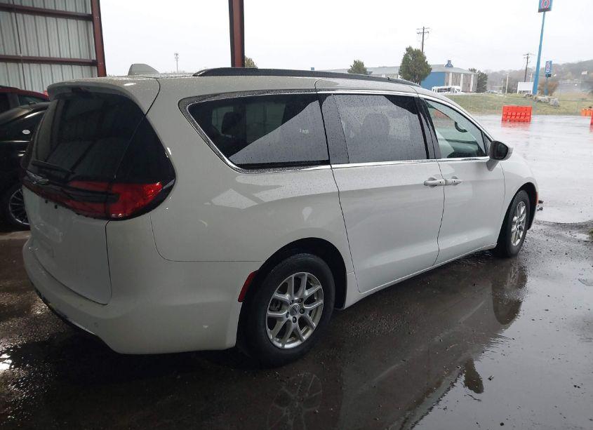 Photo 4 of 2022 Chrysler Pacifica TOURING L (VIN 2C4RC1BG8NR125615)