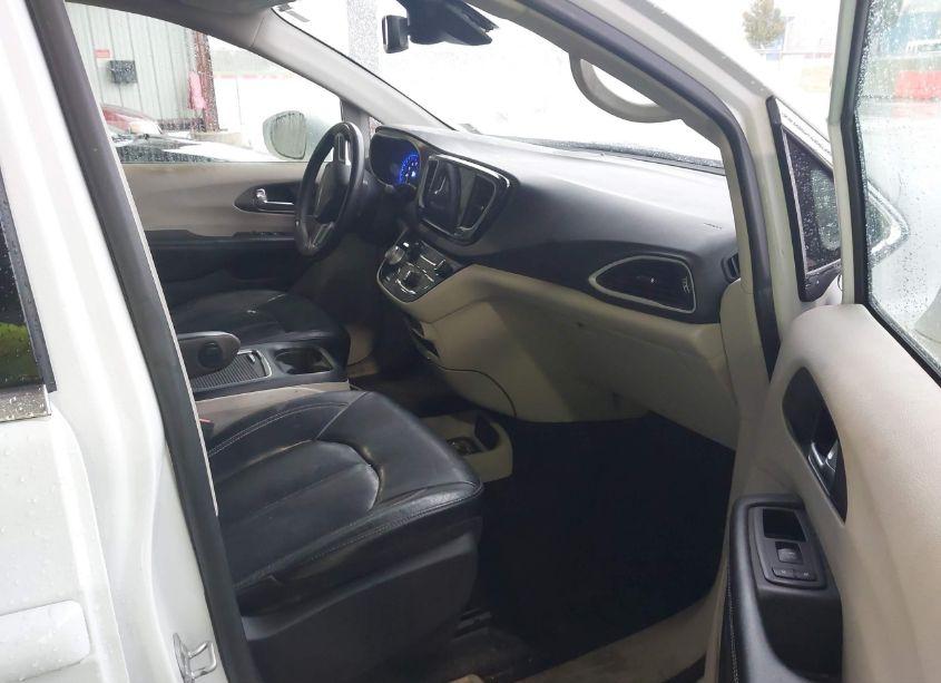 Photo 5 of 2022 Chrysler Pacifica TOURING L (VIN 2C4RC1BG8NR125615)