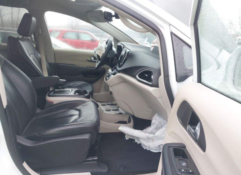 Photo 5 of 2022 Chrysler Pacifica TOURING L (VIN 2C4RC1BG8NR142835)