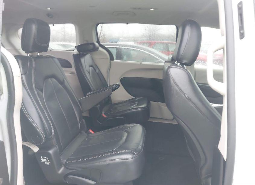 Photo 8 of 2022 Chrysler Pacifica TOURING L (VIN 2C4RC1BG8NR142835)