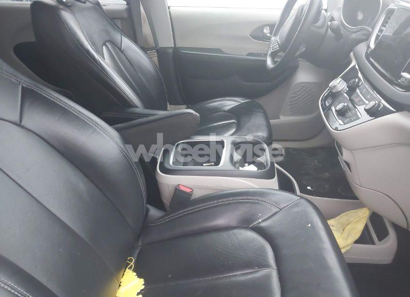 Photo 5 of 2022 Chrysler Pacifica TOURING L (VIN 2C4RC1BG8NR151793)