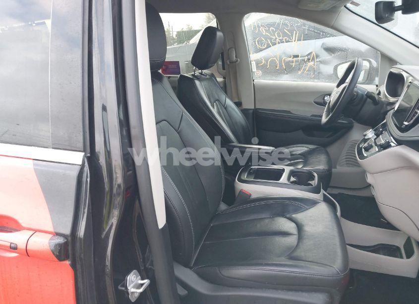 Photo 5 of 2022 Chrysler Pacifica TOURING L (VIN 2C4RC1BG8NR155908)