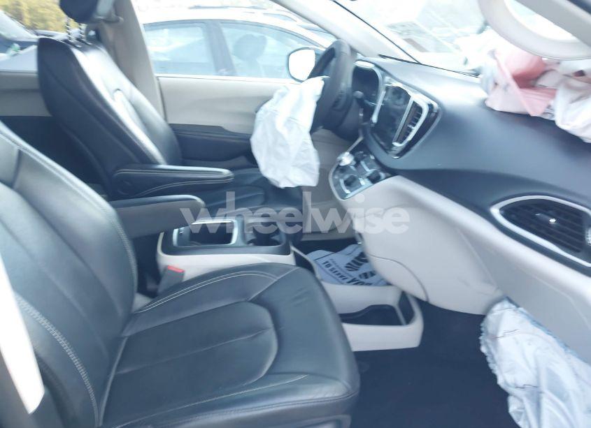 Photo 5 of 2022 Chrysler Pacifica TOURING L (VIN 2C4RC1BG8NR186480)