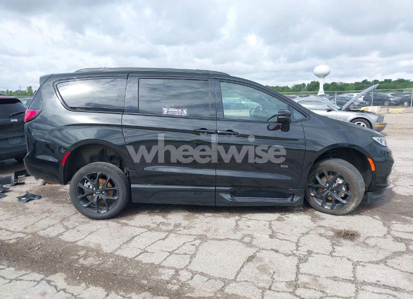 Photo 14 of 2022 Chrysler Pacifica TOURING L (VIN 2C4RC1BG8NR195566)