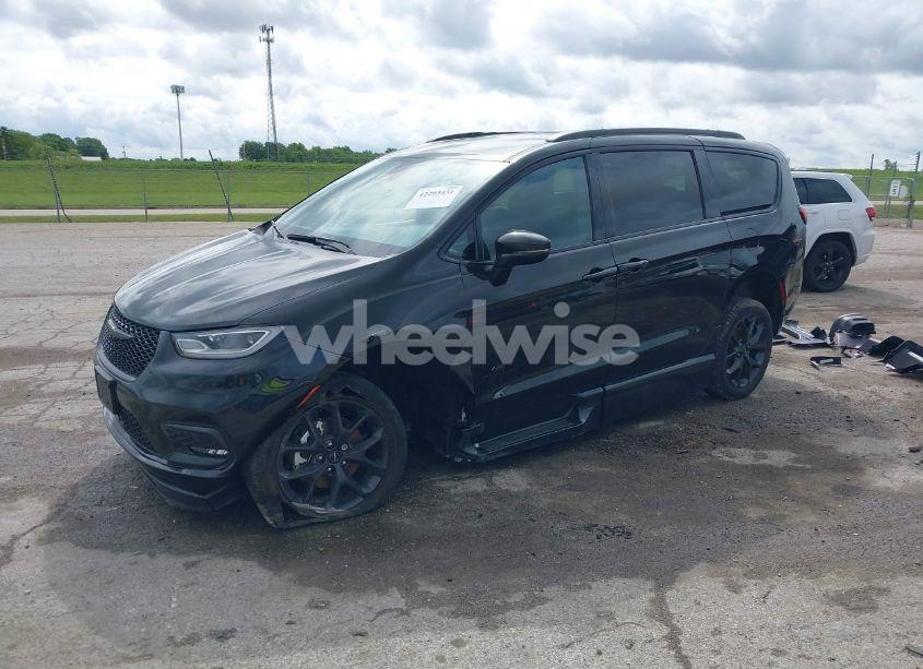 Photo 2 of 2022 Chrysler Pacifica TOURING L (VIN 2C4RC1BG8NR195566)