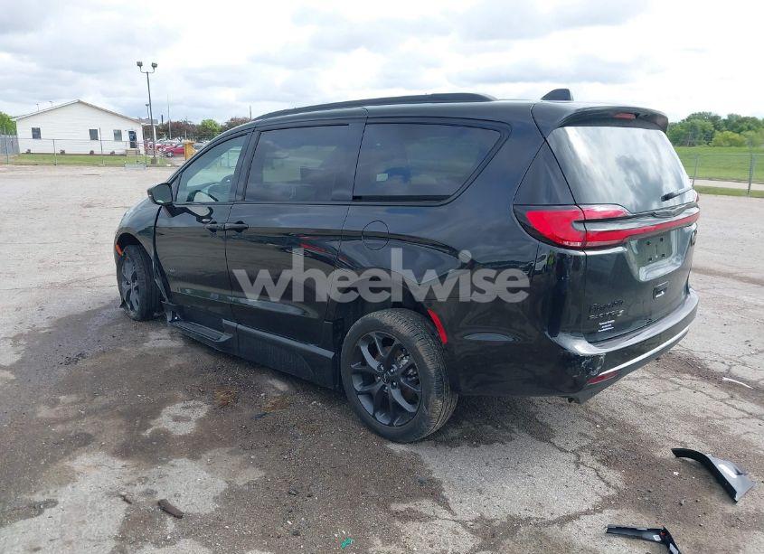 Photo 3 of 2022 Chrysler Pacifica TOURING L (VIN 2C4RC1BG8NR195566)