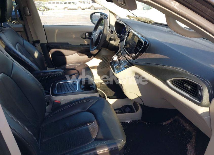Photo 5 of 2022 Chrysler Pacifica TOURING L (VIN 2C4RC1BG8NR211295)