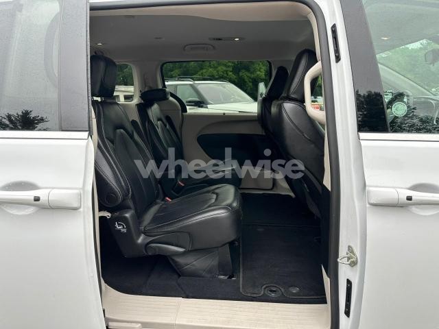 Photo 4 of 2023 CHRYSLER PACIFICA TOURING L (VIN 2C4RC1BG8PR529226)