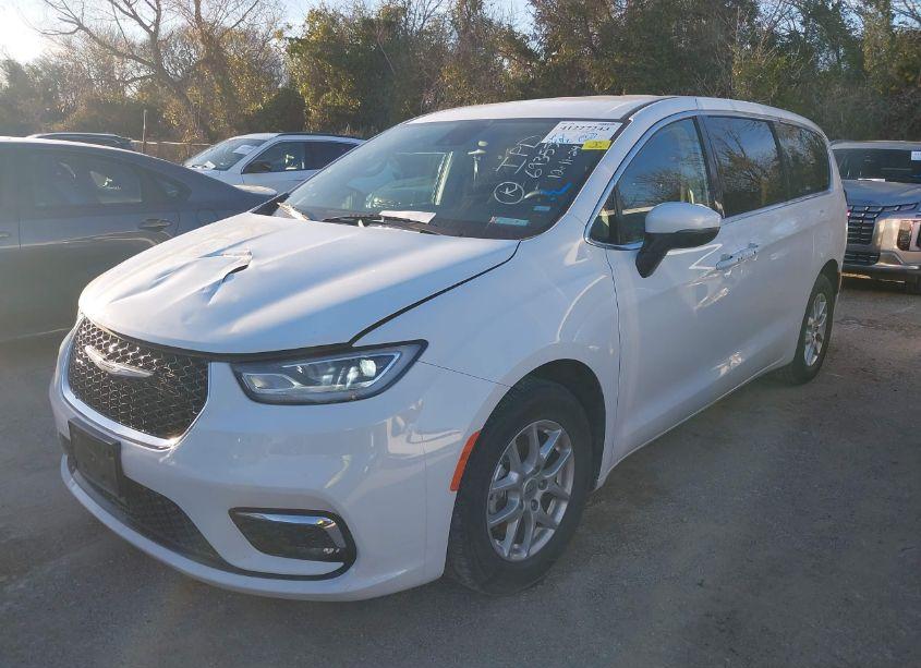 Photo 2 of 2023 Chrysler Pacifica TOURING L (VIN 2C4RC1BG8PR586302)