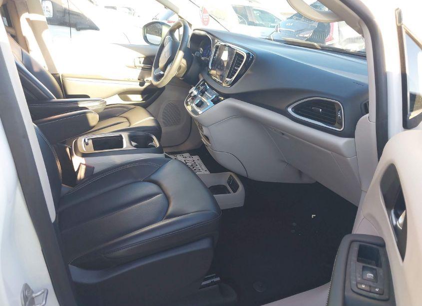 Photo 5 of 2023 Chrysler Pacifica TOURING L (VIN 2C4RC1BG8PR586302)