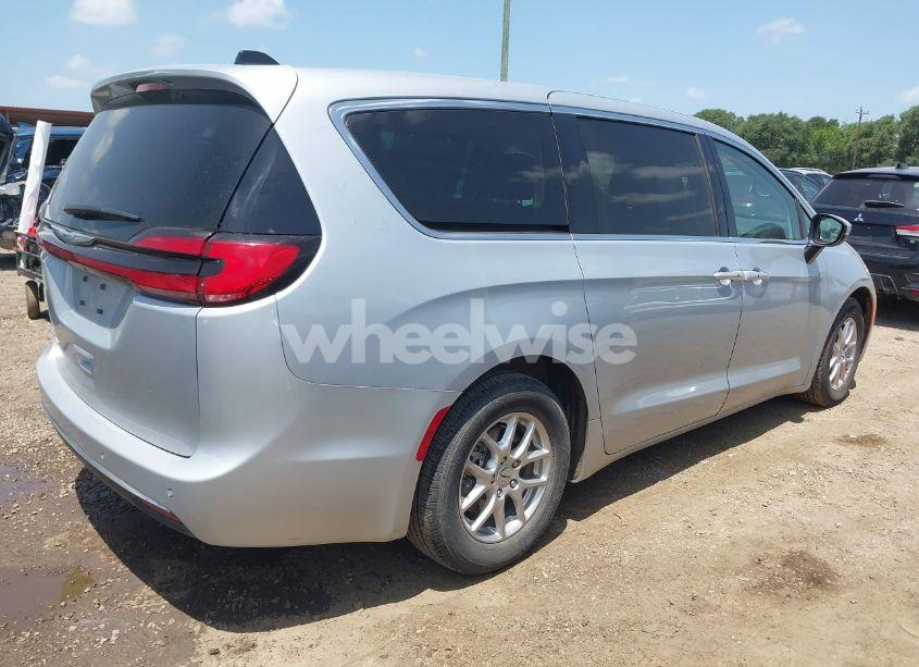 Photo 4 of 2023 Chrysler Pacifica TOURING L (VIN 2C4RC1BG8PR623994)