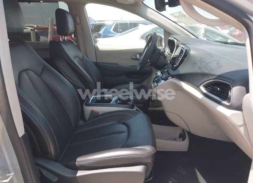 Photo 5 of 2023 Chrysler Pacifica TOURING L (VIN 2C4RC1BG8PR623994)