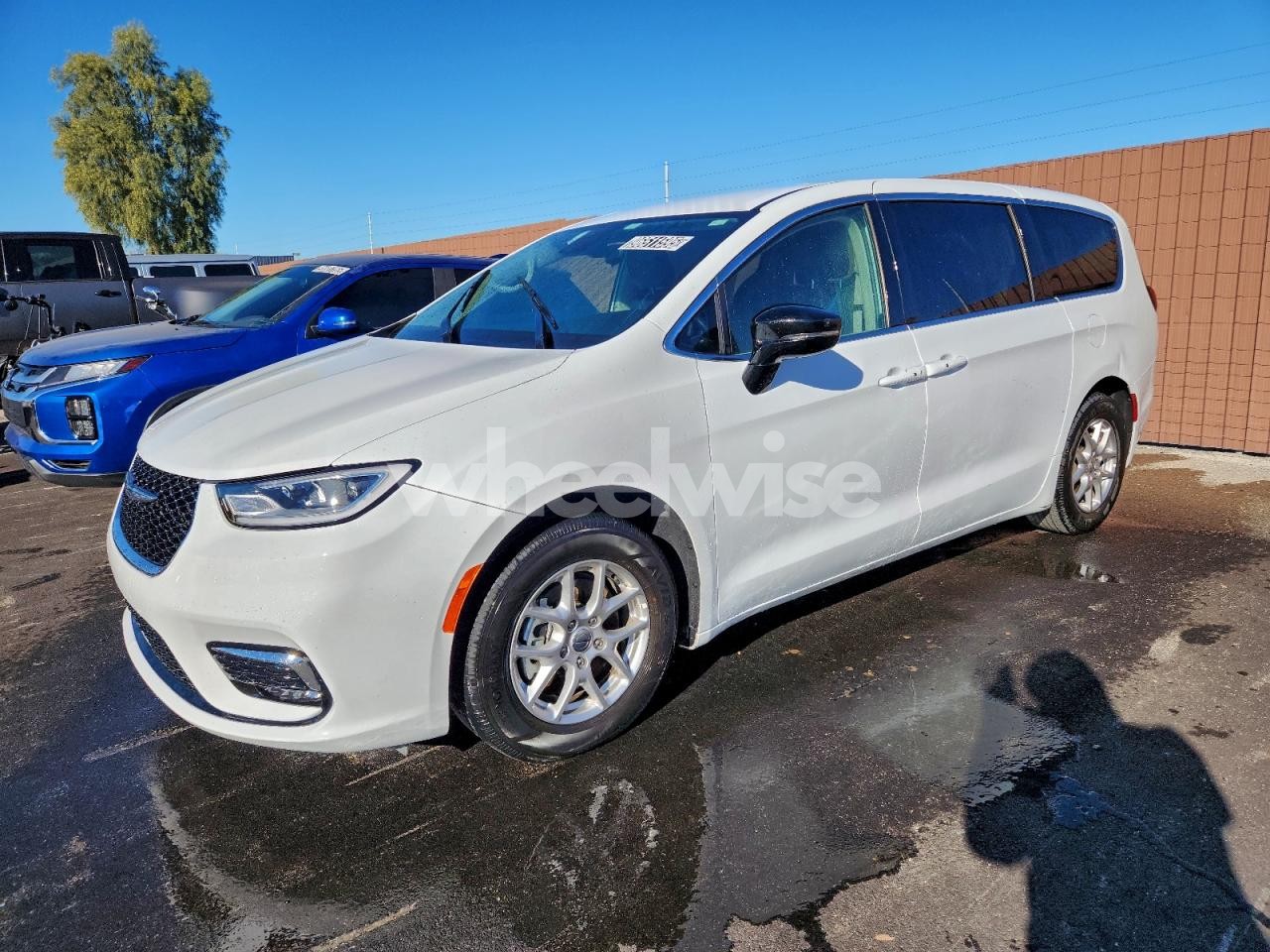 2024 CHRYSLER PACIFICA TOURING L (VIN 2C4RC1BG8RR122767) main photo