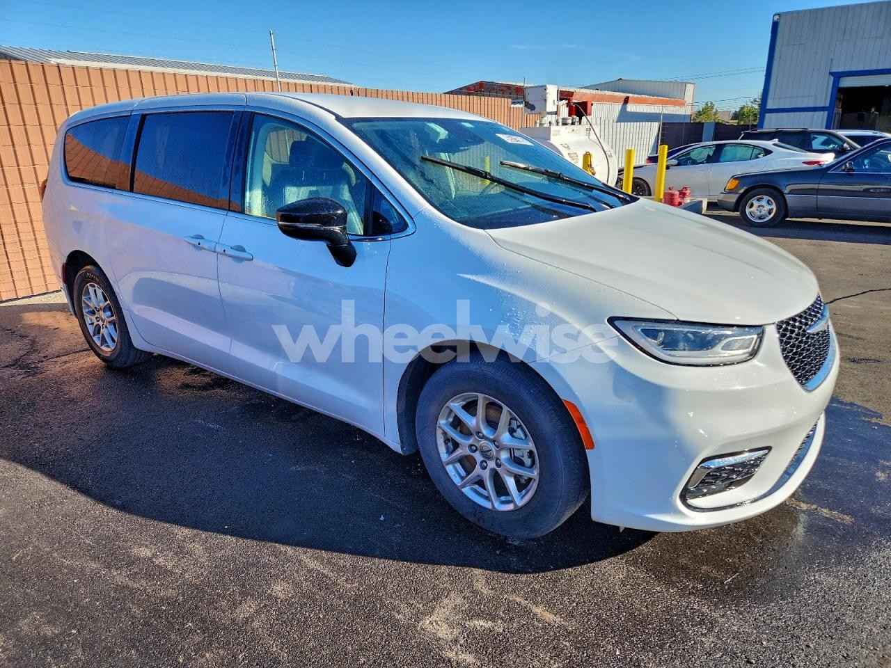 Photo 4 of 2024 CHRYSLER PACIFICA TOURING L (VIN 2C4RC1BG8RR122767)