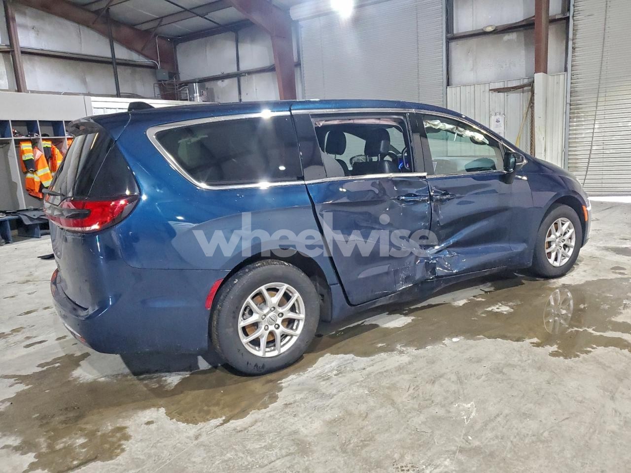 Photo 3 of 2025 CHRYSLER PACIFICA SELECT (VIN 2C4RC1BG8SR556080)