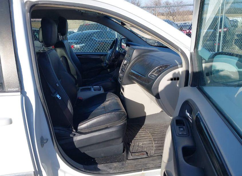 Photo 5 of 2014 Chrysler Town & COUNTRY TOURING (VIN 2C4RC1BG9ER215565)