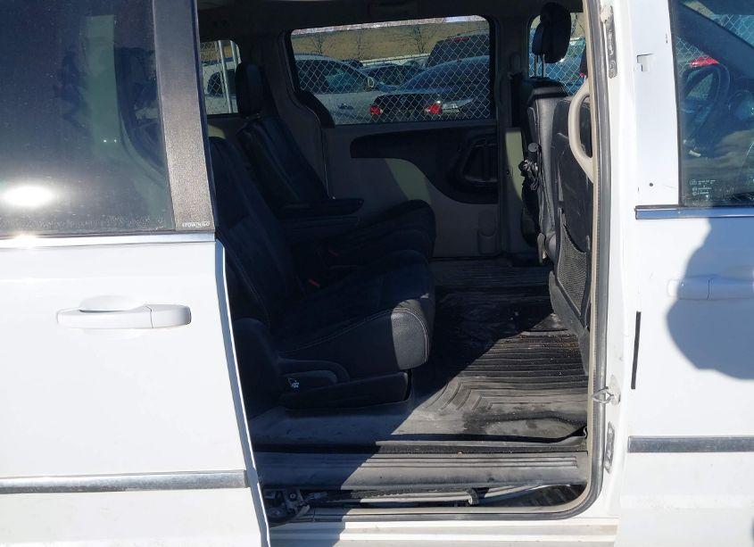 Photo 8 of 2014 Chrysler Town & COUNTRY TOURING (VIN 2C4RC1BG9ER215565)