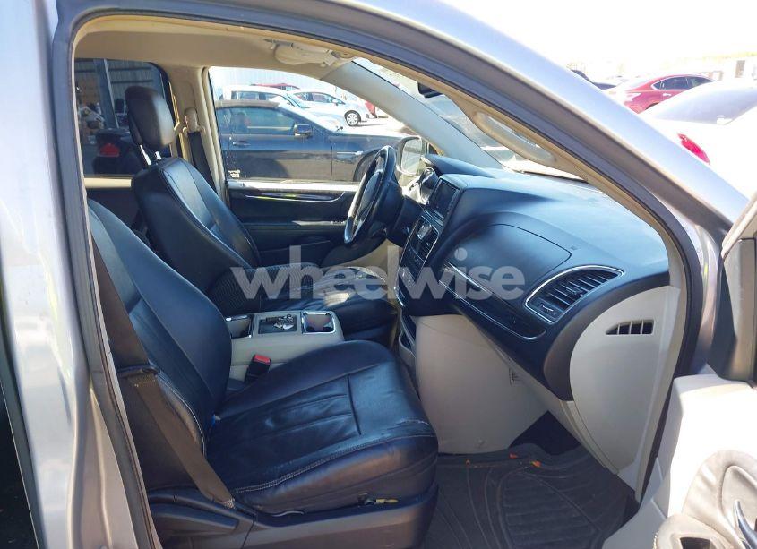 Photo 5 of 2014 Chrysler Town & COUNTRY TOURING (VIN 2C4RC1BG9ER324379)