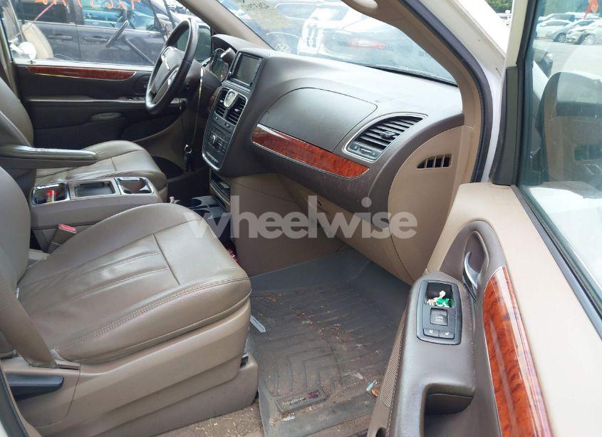 Photo 5 of 2015 Chrysler Town & COUNTRY TOURING (VIN 2C4RC1BG9FR562900)