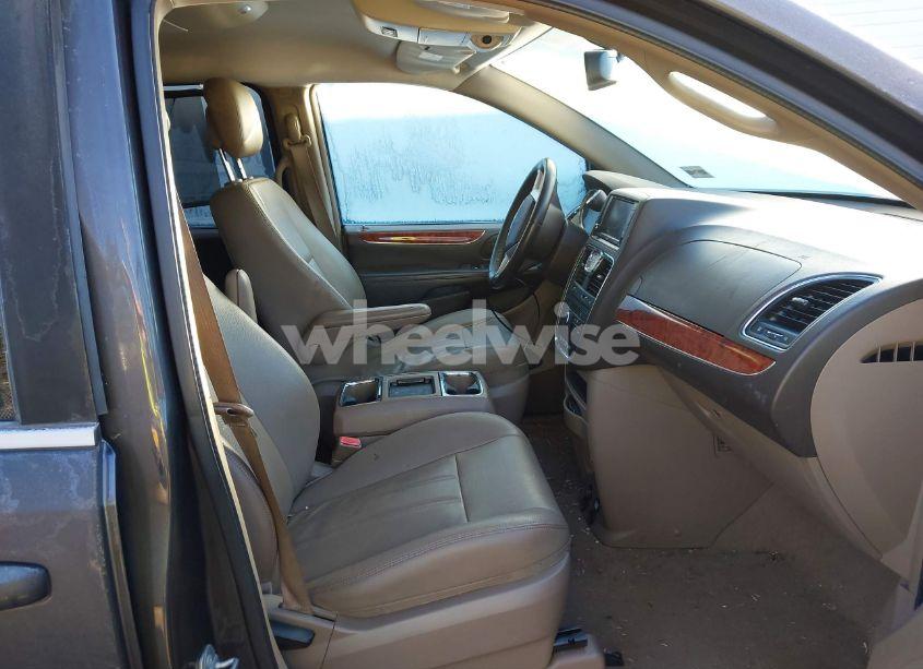 Photo 5 of 2016 Chrysler Town & COUNTRY TOURING (VIN 2C4RC1BG9GR118482)