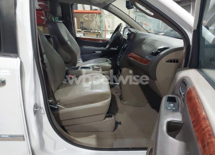 Photo 5 of 2016 Chrysler Town & COUNTRY TOURING (VIN 2C4RC1BG9GR120684)