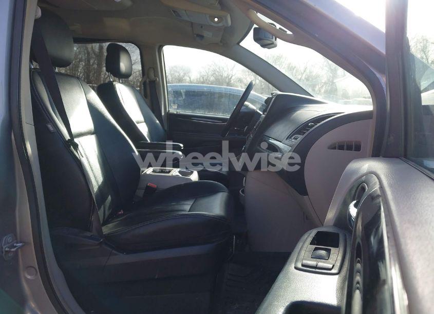 Photo 5 of 2016 Chrysler Town & COUNTRY TOURING (VIN 2C4RC1BG9GR157184)