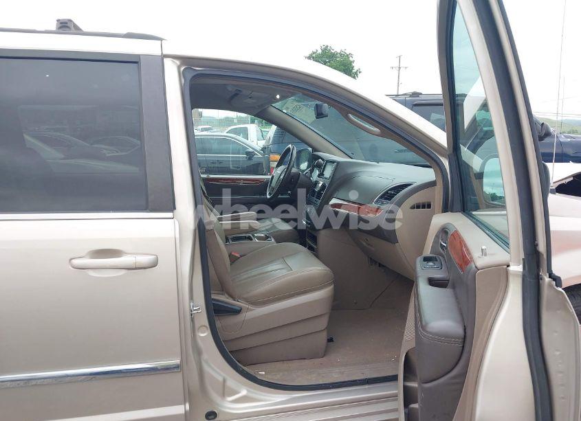 Photo 5 of 2016 Chrysler Town & COUNTRY TOURING (VIN 2C4RC1BG9GR164958)