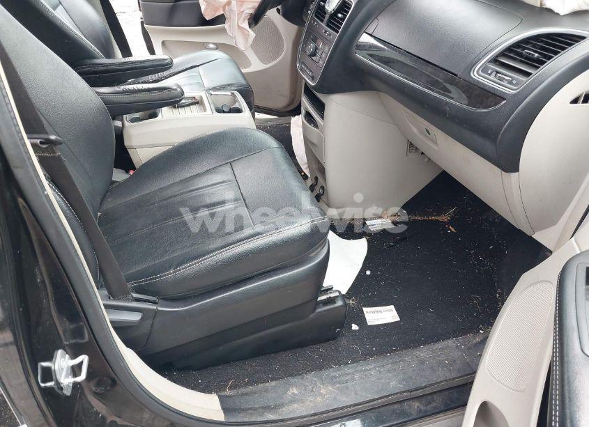 Photo 5 of 2016 Chrysler Town & COUNTRY TOURING (VIN 2C4RC1BG9GR166628)