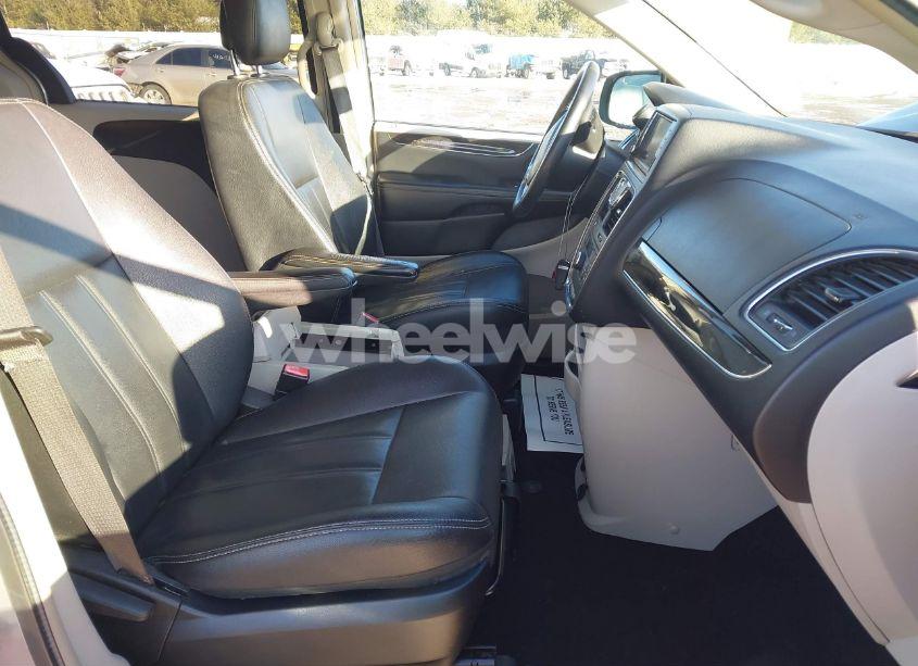 Photo 5 of 2016 Chrysler Town & COUNTRY TOURING (VIN 2C4RC1BG9GR186944)